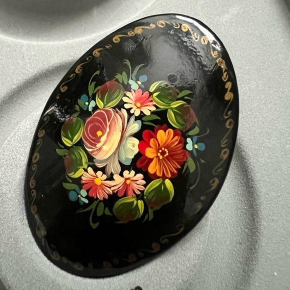 Russian Lacquer Brooch, Floral Painted Oval Brooch - Picture 2 of 5